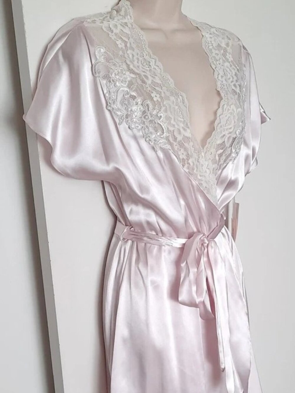 Linea Donatella Light Pink Satin Robe Lace Applique Attached Belt Size S/M NWT - Picture 2 of 10